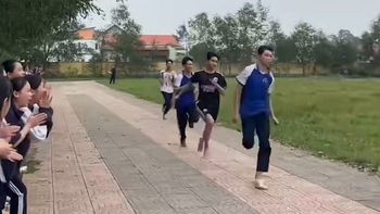 Nam sinh thi chạy với phương châm 'đường dài mới biết ngựa hay'