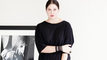 Sếp công ty thời trang: Sáng 'xem bói', chiều dắt chó đi dạo