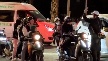 Cô gái ngượng đỏ mặt vì bạn trai hát mừng sinh nhật khi chờ đèn đỏ