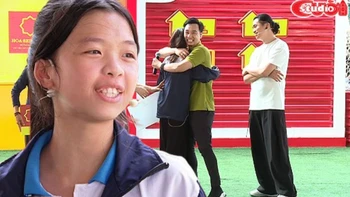 Cô bé mừng rỡ ôm chầm lấy MC Thành Trung khi gia đình nhận được phần quà có giá trị lớn