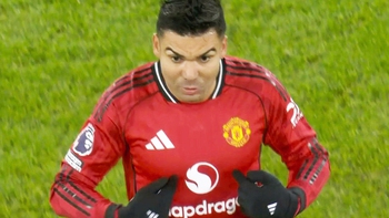 Casemiro ngơ ngác khi bị thay ra ở Ngoại hạng Anh