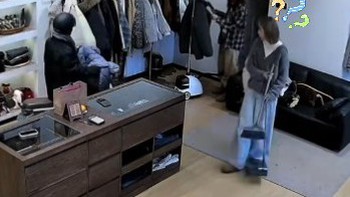 Cô gái chạy cả xe đạp điện vào shop quần áo để lựa đồ