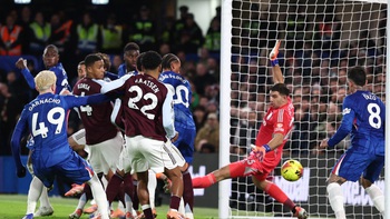 Fan Aston Villa tức thủ môn Martinez ‘đứng im’ nhìn Chelsea ghi bàn