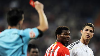 Cựu trọng tài Tây Ban Nha cảm giác bị 'treo còi' khi rút thẻ đỏ Ronaldo