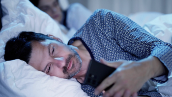 Vợ đòi ly hôn vì chồng mê 'thả tim' em xinh trên mạng xã hội