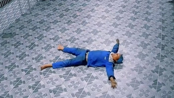 Đi làm về, chồng nằm lăn ra sân vì lâu ngày thấy vợ dọn nhà sạch sẽ