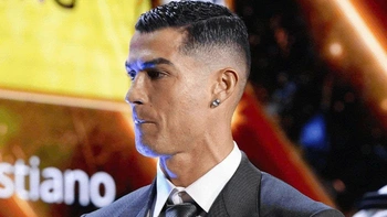 Ronaldo nhận giải Cầu thủ xuất sắc nhất Trung Đông