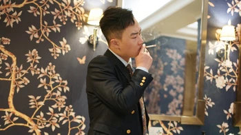 Lắp cửa kính 'tố cáo' người hút thuốc trong nhà vệ sinh