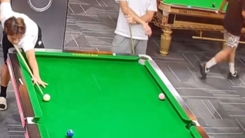 Chàng trai chán không buồn nói khi đối thủ dọn bàn bằng loạt cơ bida rùa