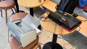 Ảnh vui 29-12: Mang cả văn phòng đến quán cà phê