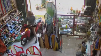 Gia chủ ngơ ngác với cô gái lạ bỗng dưng chạy xe vào nhà