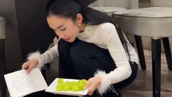 Giới trẻ lại chui gầm bàn ăn 12 trái nho, có một sự thật đằng sau trend này