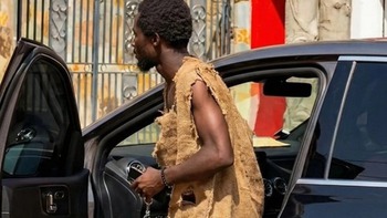 'Nhà tiên tri' hoãn Ngày Tận thế, lấy tiền quyên góp mua xe sang