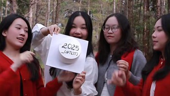 Nhóm bạn khóc thét vì 'chiếc bánh thần kỳ'