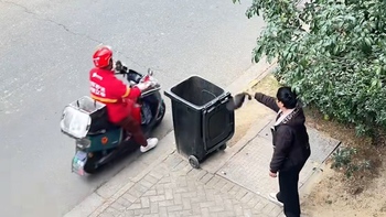 Pha vứt rác bay vào thùng shipper