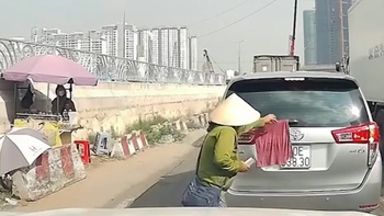 Cô bán vé số tốt bụng, giúp chủ ô tô gỡ chiếc khăn che lấp một phần biển số