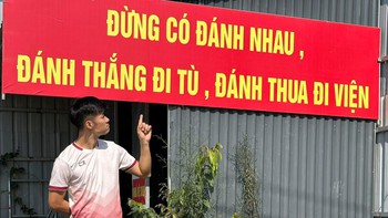 Ảnh vui 4-12: Khẩu hiệu tại một sân bóng đá phủi