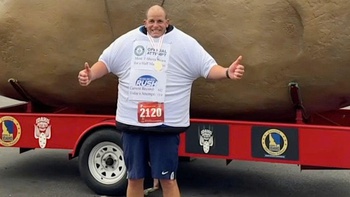 Người đàn ông lập kỷ lục mặc 137 chiếc áo chạy bán marathon