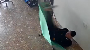 Thanh niên say rượu ngã chổng vó khi nằm võng