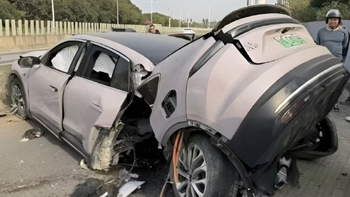 Xe điện gãy đôi sau tai nạn, cả pin và người đều không hề hấn gì