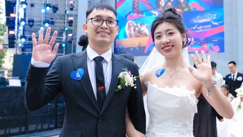 Bí quyết hạnh phúc: 'Yêu là cùng nhau nhìn về một hướng, không để giận nhau quá 3 ngày'