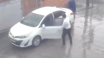 Thót tim với đoạn video thanh niên chạy theo ôtô quên kéo phanh tay
