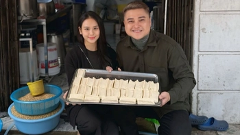 Ca sĩ Vũ Duy Khánh phục vụ quán bún đậu mắm tôm, trông xe giúp vợ