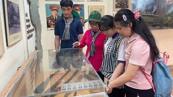 Sinh viên Lào, Campuchia về đất sen hồng gắn kết gia đình nuôi Việt Nam