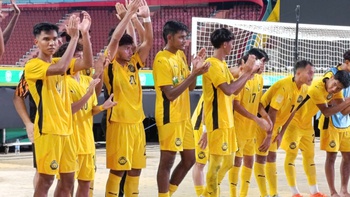 Nhóm CĐV Malaysia gây xúc động khi ở lại cùng đội nhà hát vang quốc ca