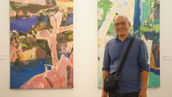 Đỗ Minh Tâm ngồi hát trên đồi