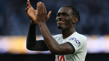 Sao Ngoại hạng Anh Bissouma lại gặp rắc rối vì hít khí cười