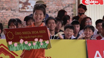 Cả trường quay vỡ òa khi cô bé bất ngờ rút được tấm bảng có giá trị lớn