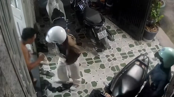 Khoảnh khắc đáng yêu của ông bố mỗi khi đón bình rượu mơ