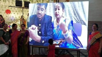 Cặp đôi phải tổ chức đám cưới qua màn hình vì chuyến bay bị hủy