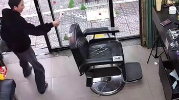 Thợ cắt tóc dùng tuyệt chiêu khi quán vắng khách