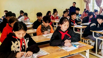 Giáo viên ở vùng cao mòn mỏi chờ nhận tiền dạy thừa giờ