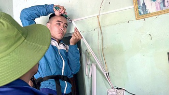 Từ TP.HCM đến sửa điện cho bà con vùng lũ