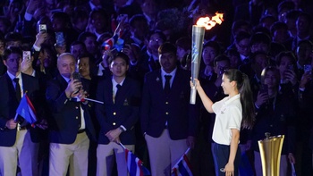 Đồng loạt vỗ tay khi nữ võ sĩ taekwondo đẳng cấp thế giới châm đuốc SEA Games 33