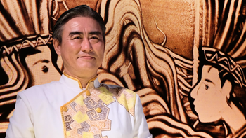 Họa sĩ tranh cát Trí Đức kể chuyện cội nguồn Việt Nam với bạn bè quốc tế tại Tunisia