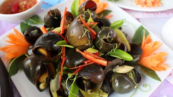 Ốc bươu Bàu Nghè, nước chè Phú Thượng