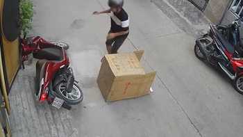 Xe máy liên tục đổ vì cái cổng bất ổn