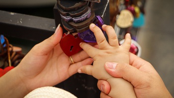 Đây 'ổ khóa tình yêu' của ba mẹ trước khi con chào đời