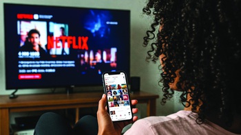 Netflix: Phim là để bật, không phải để xem?