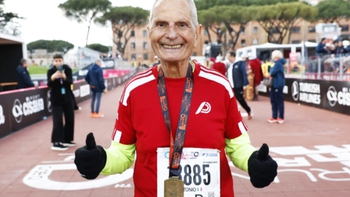 Cụ ông 92 tuổi Antonio Rao tươi cười chinh phục Rome Marathon