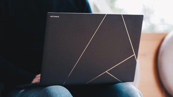 ASUS ra mắt laptop AI 16 inch mỏng nhẹ trang bị chip AMD