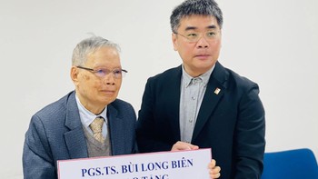 Thầy giáo 88 tuổi đến Đại học Bách khoa Hà Nội tặng 1 tỉ đồng cho sinh viên nghèo vượt khó