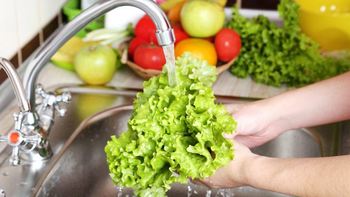 Rửa rau sao cho sạch, tưởng đơn giản nhưng không phải ai cũng biết