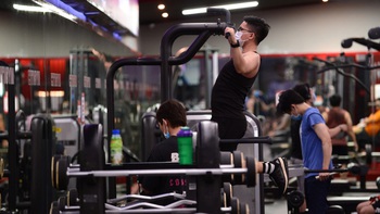 Nam giới mặc quần bó, tập gym quá sức có thể khiến tinh trùng ‘chết yểu’