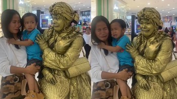 Cười sảng với hai mẹ con chụp ảnh cùng người tượng