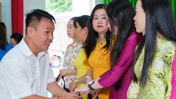 Việt Hùng tặng hàng ngàn áo dài cho giáo viên mỗi năm